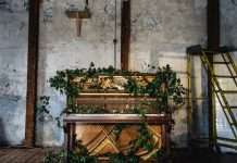 Watch : Karl Thesing – Torn (Music Video)