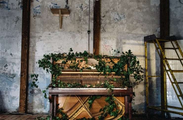 Watch : Karl Thesing – Torn (Music Video)