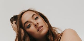 AmyElle drops exhilarating new single ‘Let Me In’