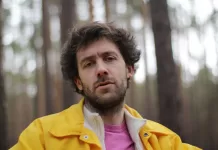 Berlin Philarmonic Violist Ayjay Nils’ debut album “Okay, wait wait wait”, is a synergy of acoustic and electronic experimentalism